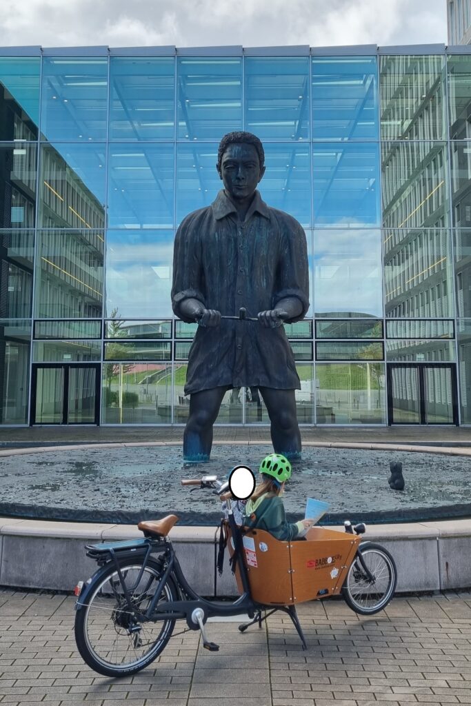 Erster Stopp unserer Kulturelli: die große Bronze Statue "Wünschelrutengänger" vor dem Gebäude der Landeszentralbank Oldenburg