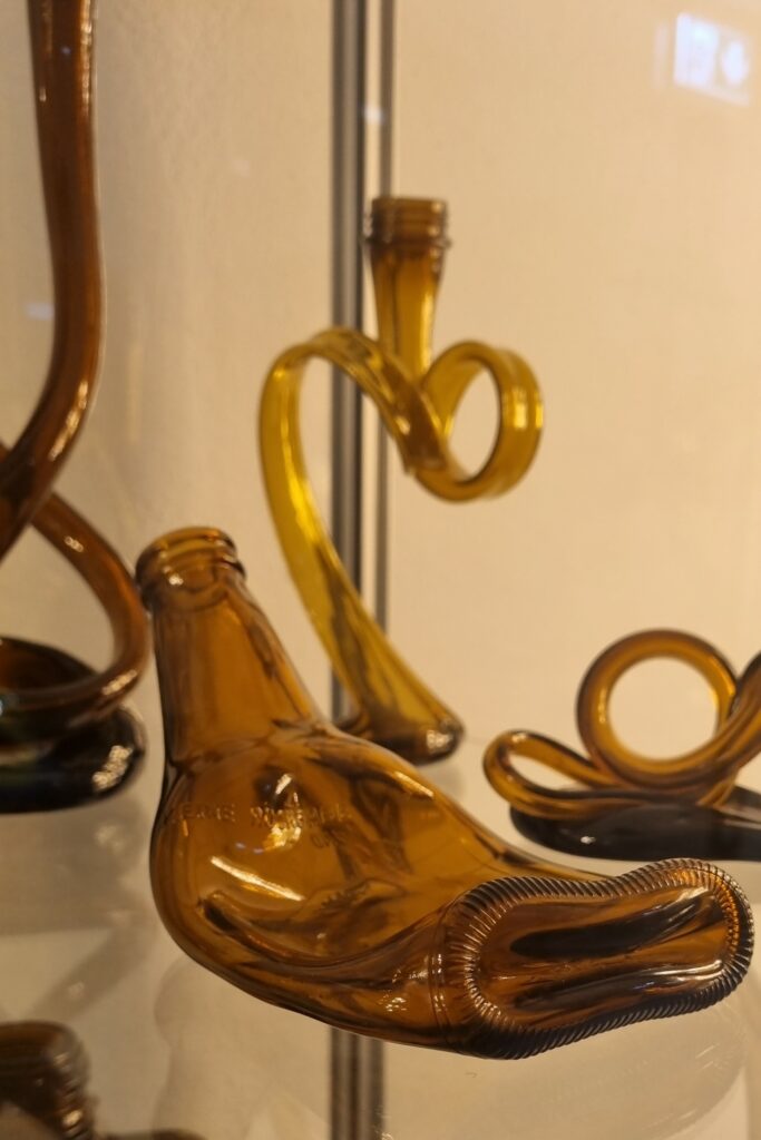 Eine braune verformte Glasflasche sah man beim Glaswerk.
